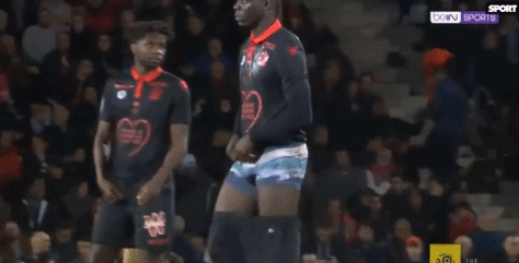 德塞利选择范德萨、卡洛斯、拉莫斯等球员，展现其独特风格与偏好。