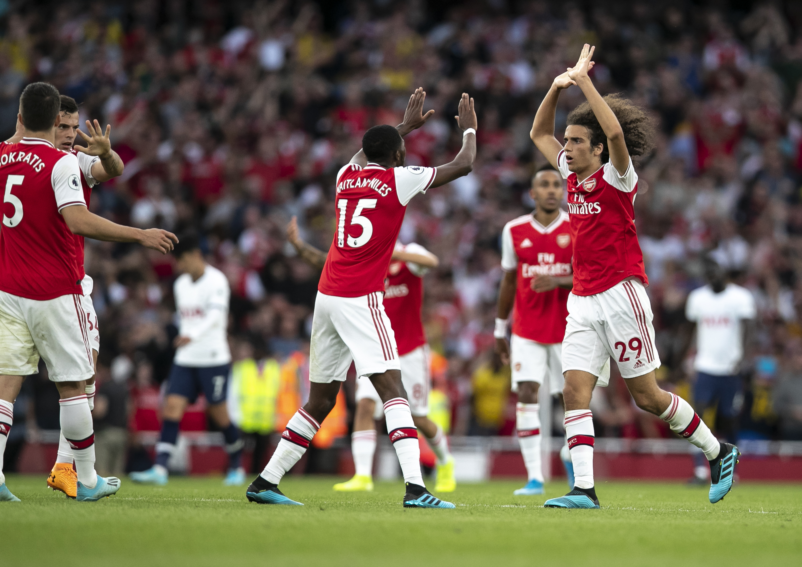 CBA：上海男篮主场大胜同曦（CBA：上海队主场狂胜同曦）