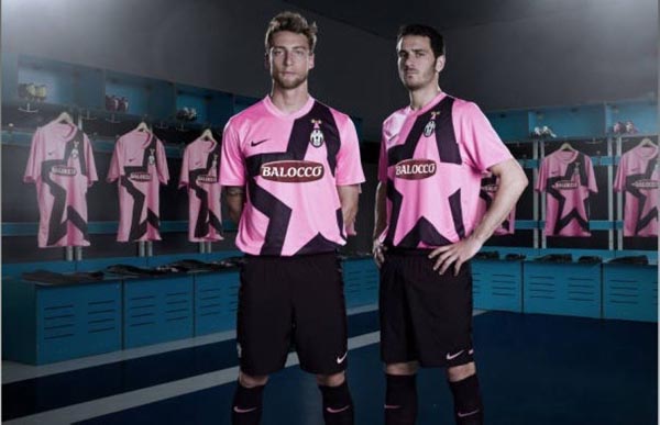 莱万：我经常带伤上场，肋骨骨折也硬撑；不着急决定未来（莱万：带伤出战成常态，肋骨骨折也坚持；未来去留不着急）