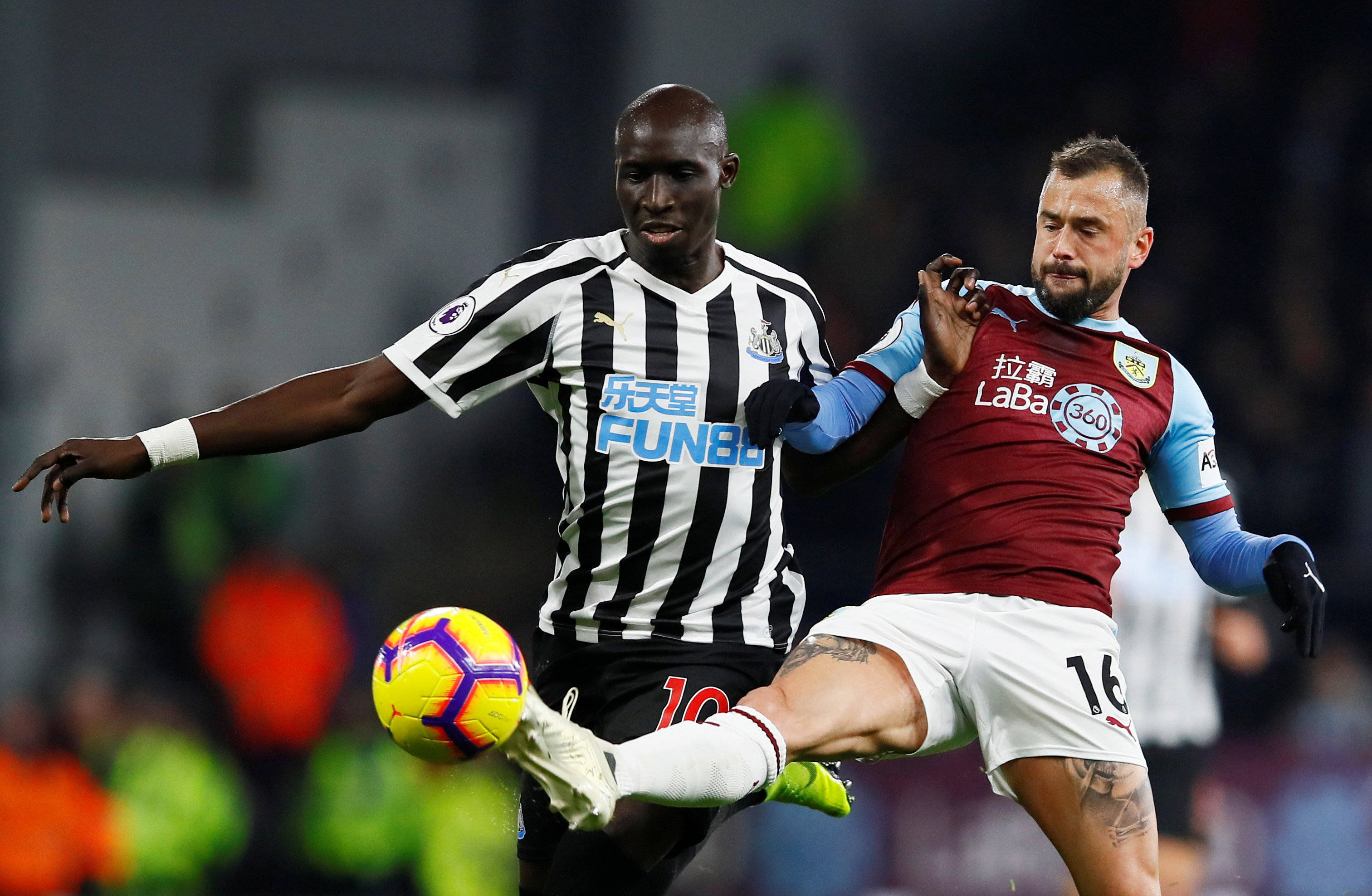 完成大四喜，姆巴佩当选欧冠官方本周最佳球员（姆巴佩上演大四喜，荣膺欧冠官方周最佳球员）