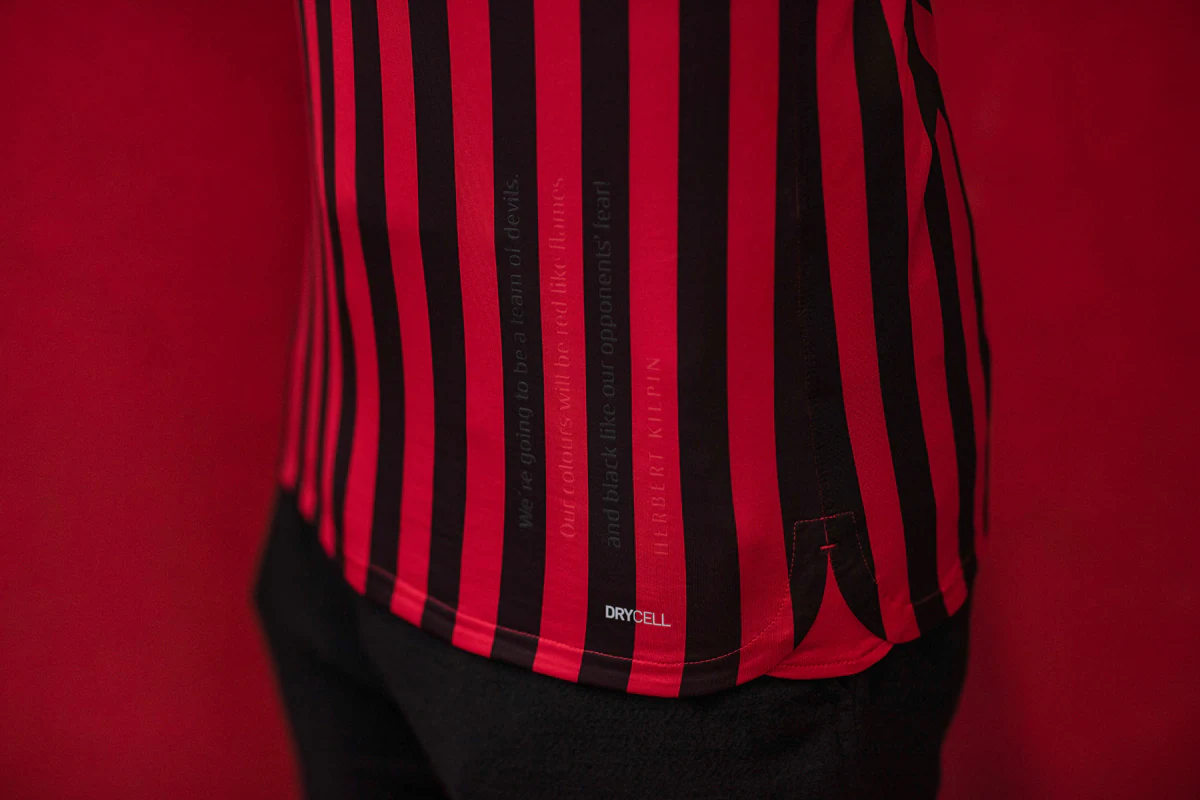 明星后卫三分爆发 带队逆转（明星后卫外线火力全开 助队完成逆袭）