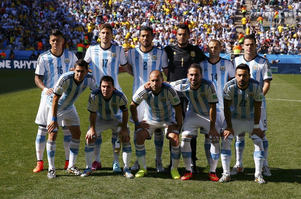 U22国足力克韩国U22，球迷在球员谢场时高喊“雄起”（U22国足击败韩国U22，谢场时球迷高呼“雄起”）