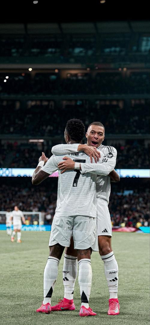 德转评年度最佳右边锋：杜埃、奥利塞、萨拉赫、亚马尔入围（德转年度最佳右边锋候选出炉：萨拉赫、奥利塞、杜埃、亚马尔上榜）