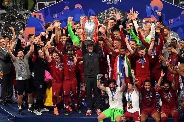 回应赫罗纳球迷，维尼修斯对着看台喊道“去西乙吧！”（回击赫罗纳球迷，维尼修斯朝看台高喊：降到西乙去！）